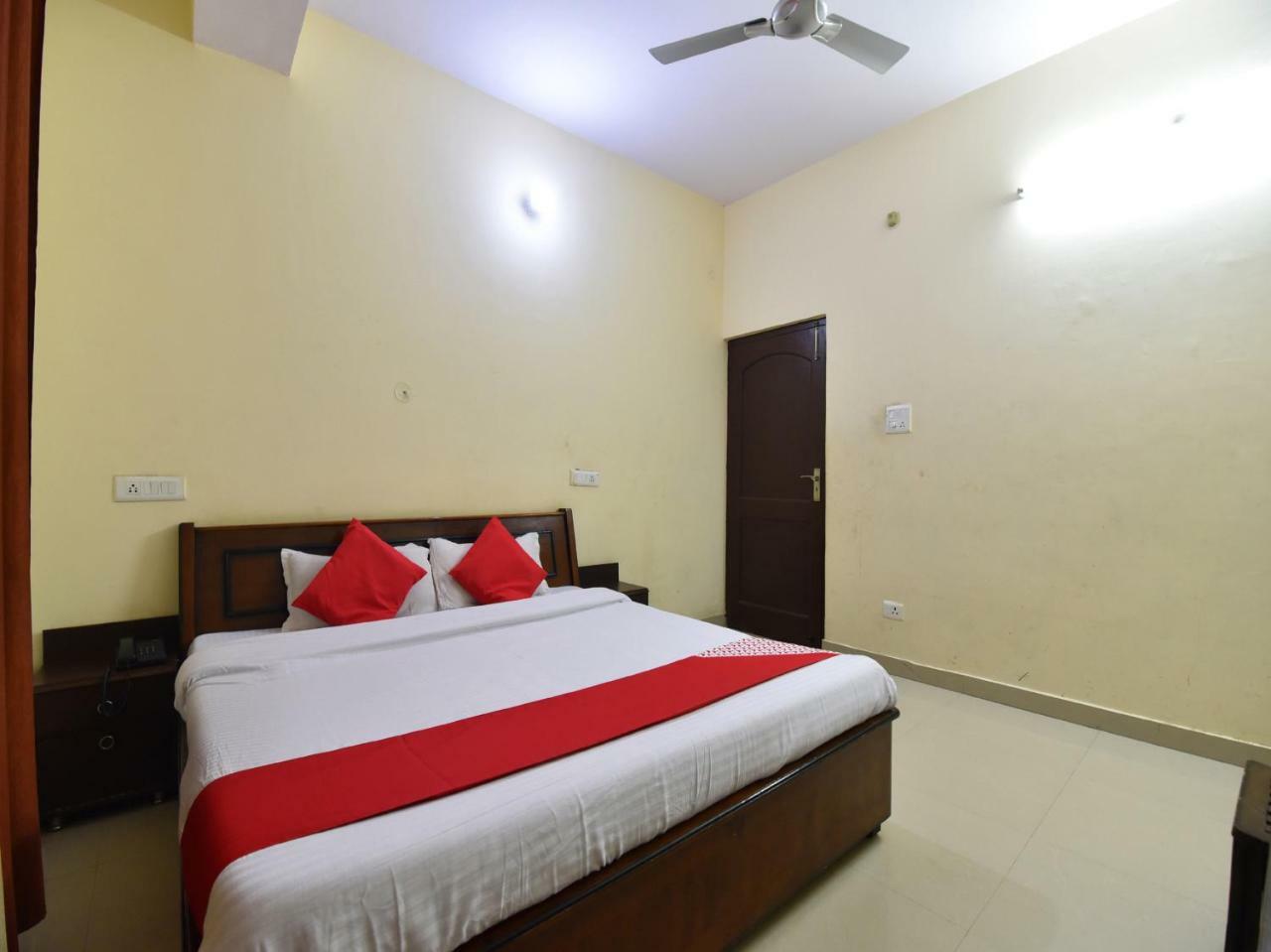 Oyo 28027 Hotel Dhruv Mandi Exterior photo